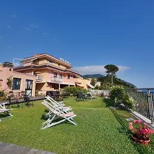 Hotell Mondial, Moneglia